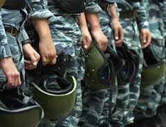 В Москве участников нелегального митинга задерживает полиция