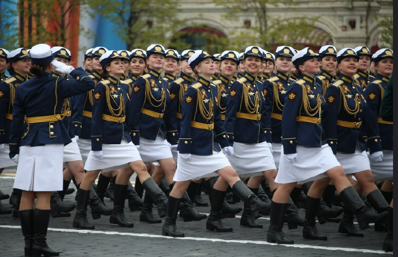 Зрители пожаловались на малое количество техники на репетиции парада Победы в Екатеринбурге Зрители пожаловались на малое количество техники на репетиции парада Победы в Екатеринбурге