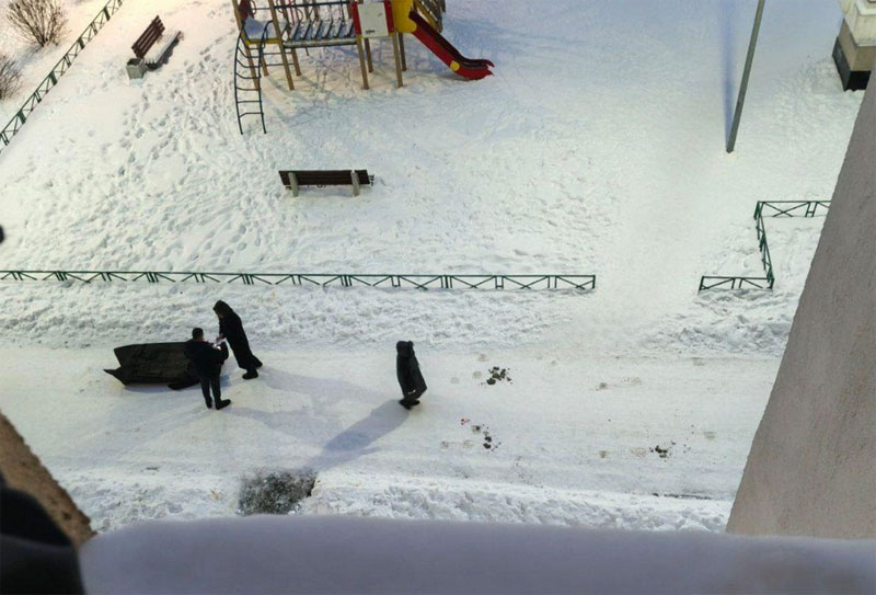 В Екатеринбурге около детской площадки нашли тело мужчины — причины выясняются | В Екатеринбурге обнаружено тело мужчины возле детской площадки