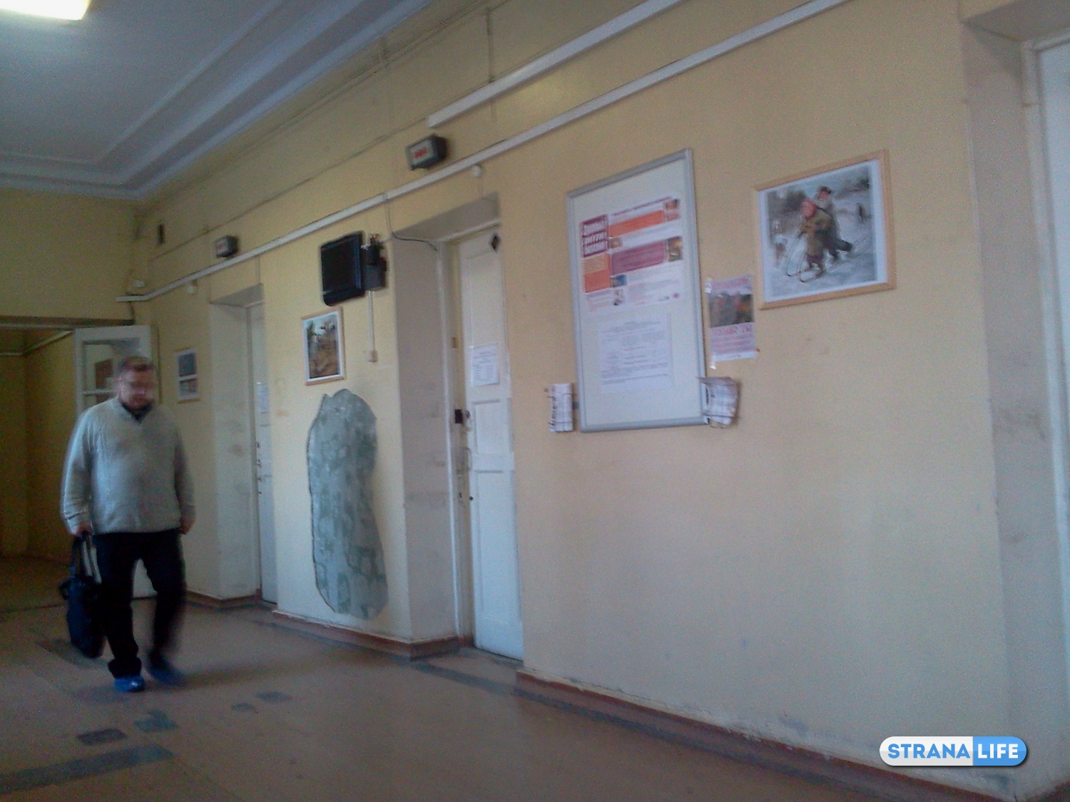 Художества на фоне убожества. В поликлинике Екатеринбурга тянутся к прекрасному, а краска со стен осыпается!