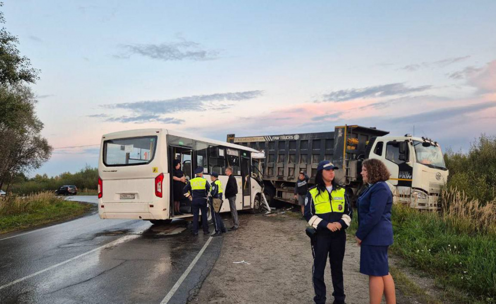 Постой, грузовик! В Прикамье столкнулись рейсовый автобус и фура  | В Пермском крае «КАМАЗ» столкнулся с рейсовым автобусом 