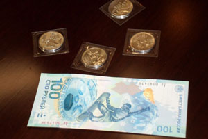 "Олимпийская сторублевка" стала одним из самых популярных новогодних бизнес-сувениров в Екатеринбурге "Олимпийская сторублевка" стала одним из самых популярных новогодних бизнес-сувениров в Екатеринбурге