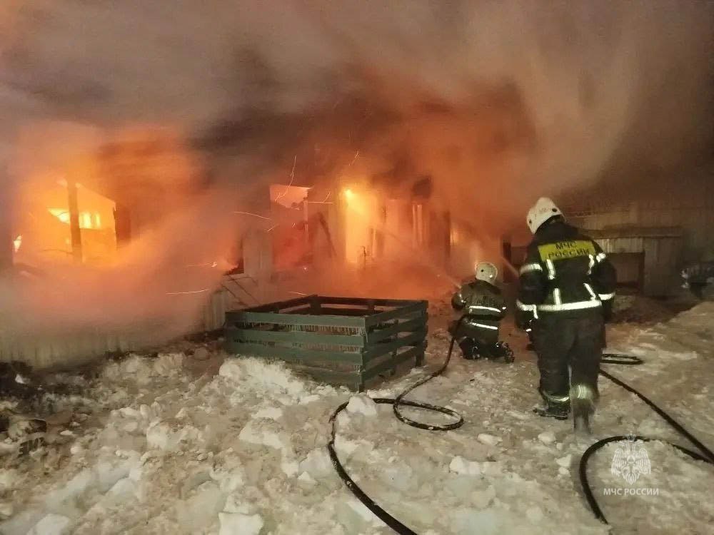 В Екатеринбурге ликвидирован пожар на складе с деревянными изделиями | Пожар из-за замыкания возник на складе в Екатеринбурге