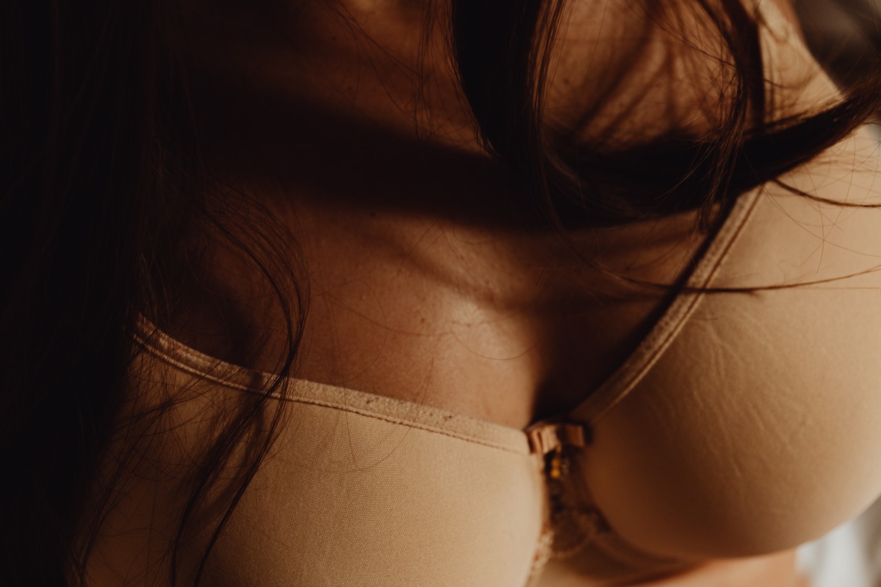 Женщина оголила грудь на проезжей части в Березовском