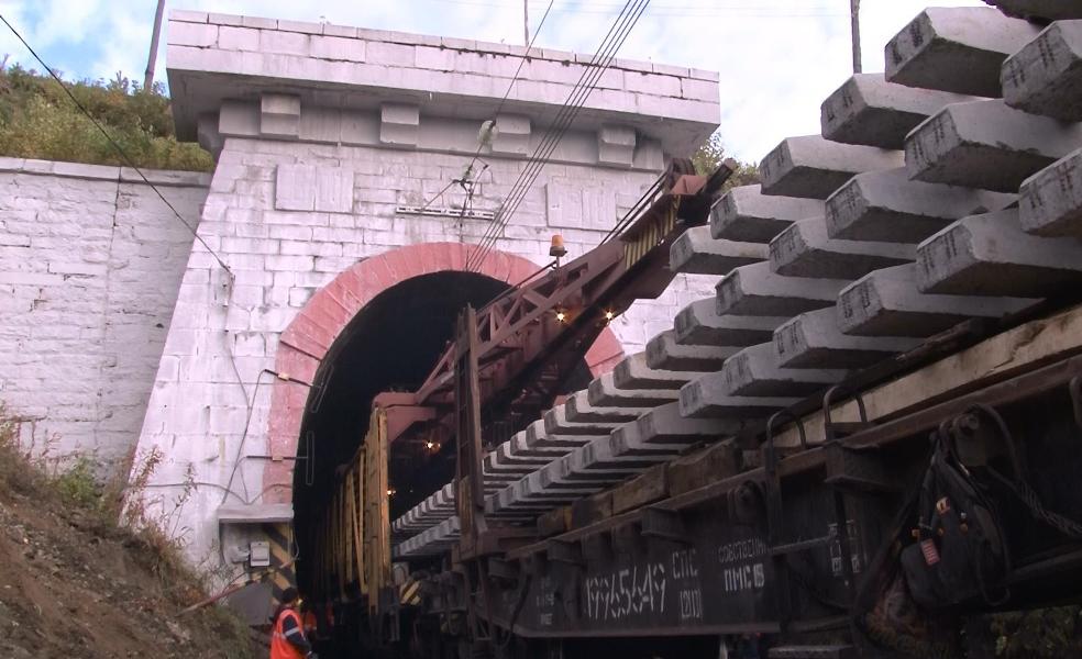 В столетнем тоннеле на границе Европы и Азии проведен ремонт железнодорожного пути (Свердловская магистраль)