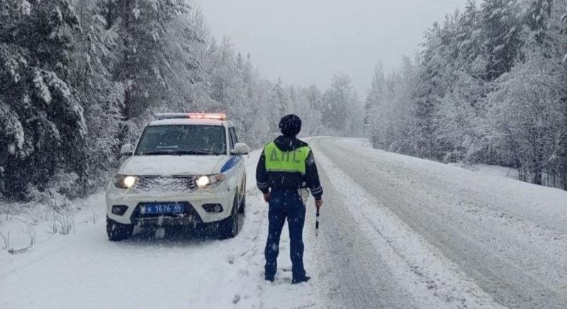 Снегопад на севере Свердловской области — водителей призывают водить аккуратно | Водителей призвали быть осторожнее из-за снега на севере Свердловской области