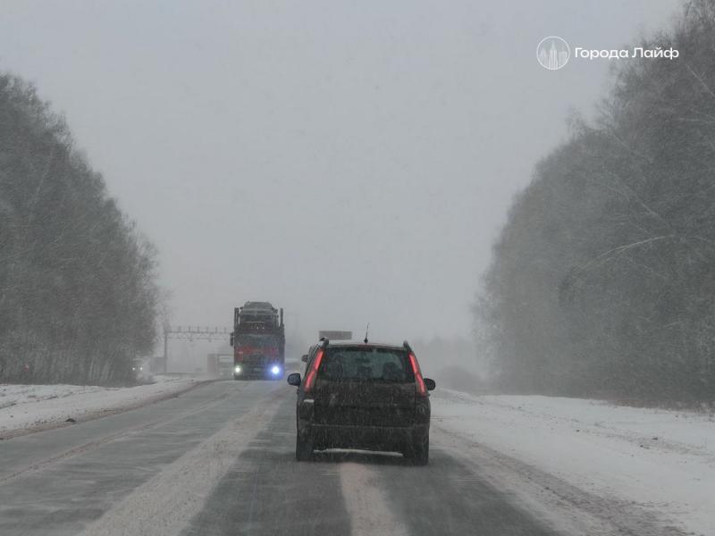 На Кольцовском тракте под Екатеринбургом разбился грузовик | На Кольцовском тракте под Екатеринбургом произошло ДТП с грузовиком