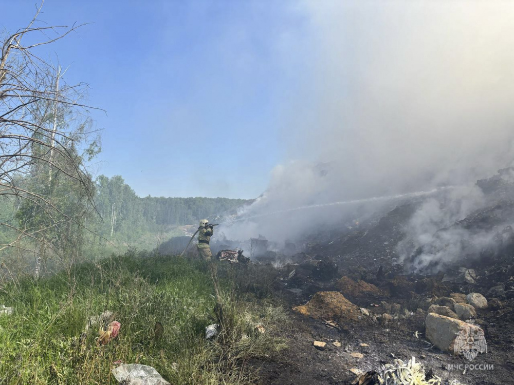 На мусорном полигоне в Верхней Пышме продолжают тушить крупный пожар  | В Верхней Пышме ещё не потушили пожар на мусорном полигоне 