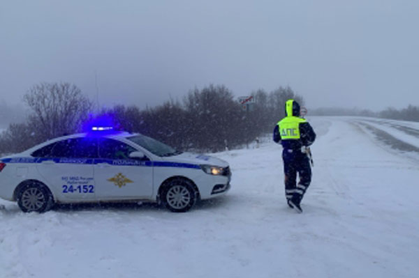 ГИБДД предупреждает участников дорожного движения об осложненной ситуации на дорогах региона