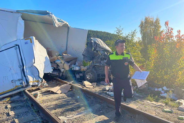 На Урале грузовик поехал через железнодорожный переезд на красный свет
