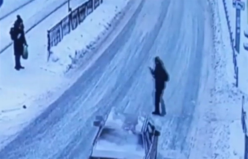 Смотрел в экран и вышел на красный: в Екатеринбурге сбили школьника | В Екатеринбурге сбили 13-летнего мальчика на пешеходном переходе