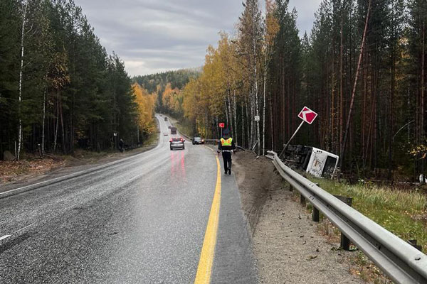В Свердловской области на трассе перевернулся пассажирский автобус