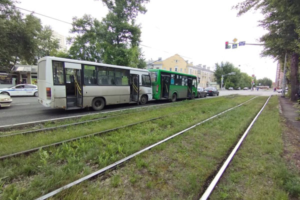 ГИБДД выясняет обстоятельства ДТП с участием общественного транспорта, произошедшее в городе Екатеринбурге ГИБДД выясняет обстоятельства ДТП с участием общественного транспорта, произошедшее в городе Екатеринбурге