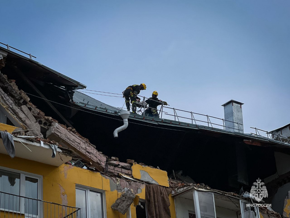 Из-под завалов в Кизеле после взрыва газа спасли мужчину и двух котов  | В Прикамье завершили работы на месте обрушения части дома 