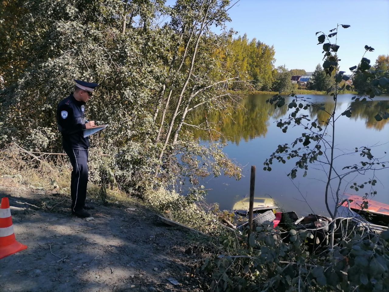 На Урале грузовик скатился в водоем