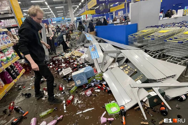 В уральской «Ленте» ребёнок уронил стеллаж с алкоголем на пенсионерку