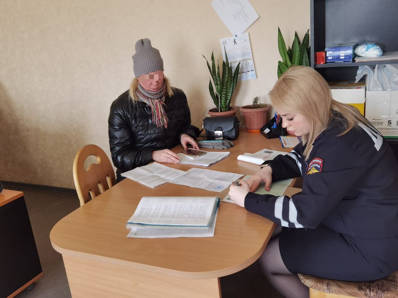 На Урале автоледи увлеклась мобильником и сломала шлагбаум 