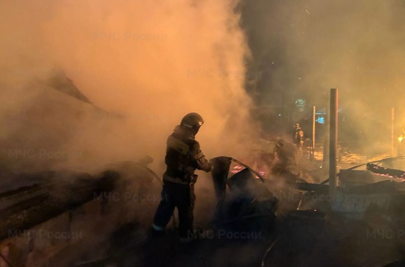 Ночной пожар в Арамиле уничтожил дом, баню и автомобиль | В Арамиле ночью сгорел жилой дом, баня и автомобиль