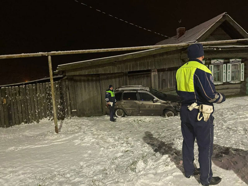 В Нижней Салде 18-летний водитель на «Ладе» сбил пешехода и врезался в ворота дома | Молодой водитель не справился с управлением и сбил пешехода в Свердловской области В Нижней Салде 18-летний водитель на «Ладе» сбил пешехода и врезался в ворота дома | Молодой водитель не справился с управлением и сбил пешехода в Свердловской области