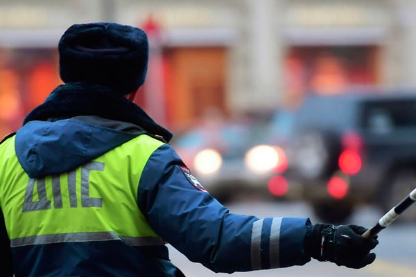 На Урале инспектор ГИБДД взял больничный и уехал с женой в Адлер. Теперь за это ему грозит до двух лет за «мошенничество»