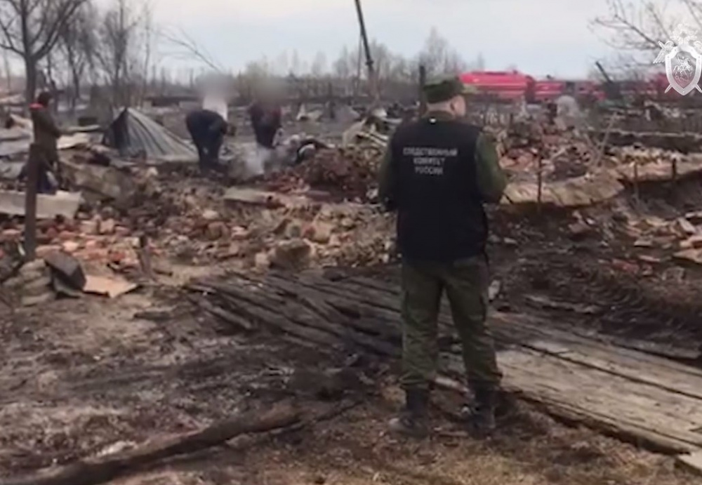 В Сосьве отдали под суд обвиняемых в крупном смертельном пожаре  | На Урале отдали под суд обвиняемых в крупном пожаре в Сосьве