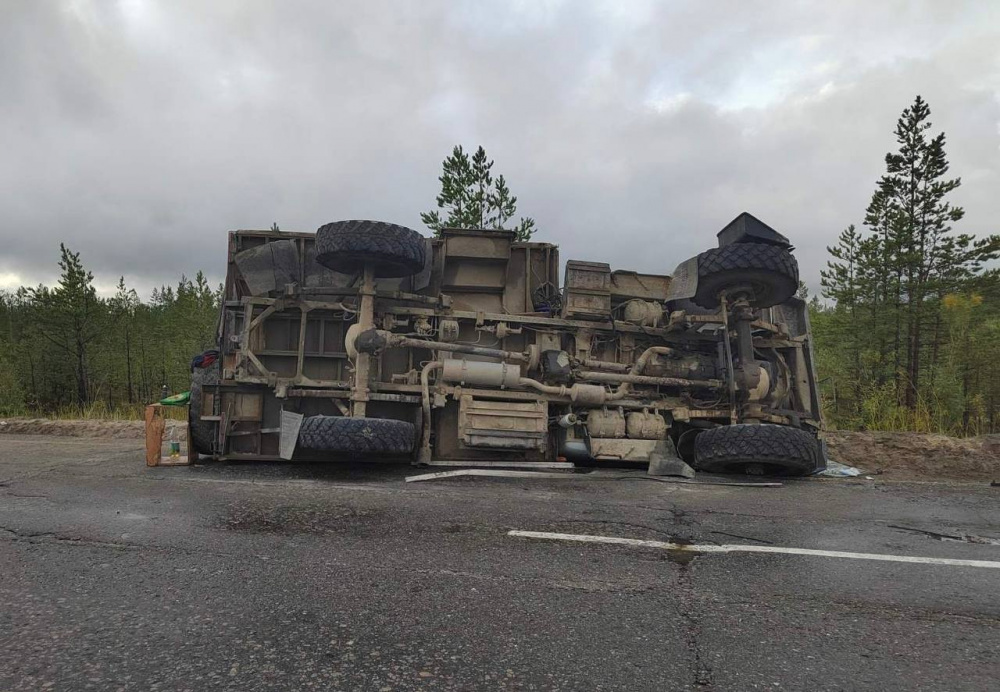 Автобус с вахтовиками разбился в ДТП  | В Югре разбился вахтовый автобус 
