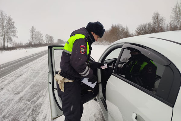 На Урале ГИБДД оштрафовала дальнобойщика, умиравшего на трассе