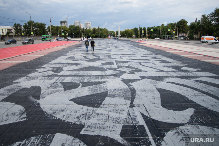 В Екатеринбурге нарисовали гигантский крест шириной с площадь. «Это символ свободы». ФОТО В Екатеринбурге нарисовали гигантский крест шириной с площадь. «Это символ свободы». ФОТО