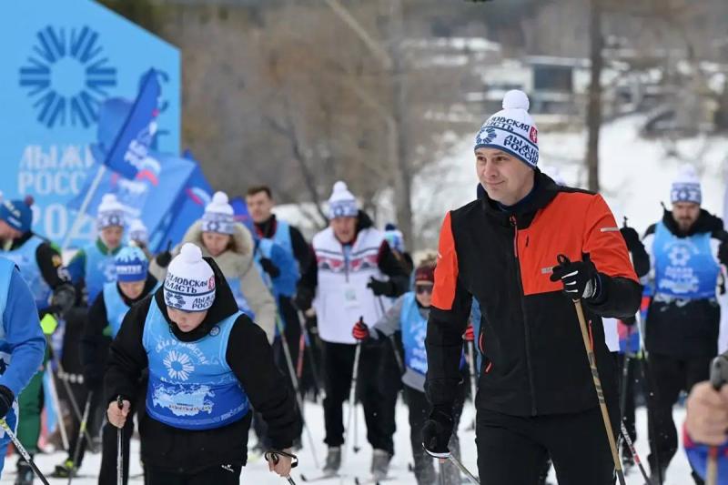 Денис Паслер открыл «Лыжню России» в Сысерти и принял участие в забеге