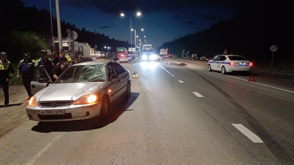 В Екатеринбурге на кольцевой дороге погиб пешеход | В Екатеринбурге "Хонда Цивик" насмерть сбила мужчину