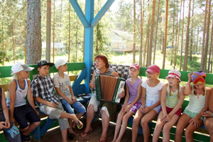 Больше трехсот тысяч свердловских детей отдохнут в этом году в детских лагерях Больше трехсот тысяч свердловских детей отдохнут в этом году в детских лагерях