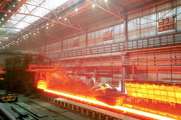 На территории комбината в Челябинске появился столб оранжевого дыма