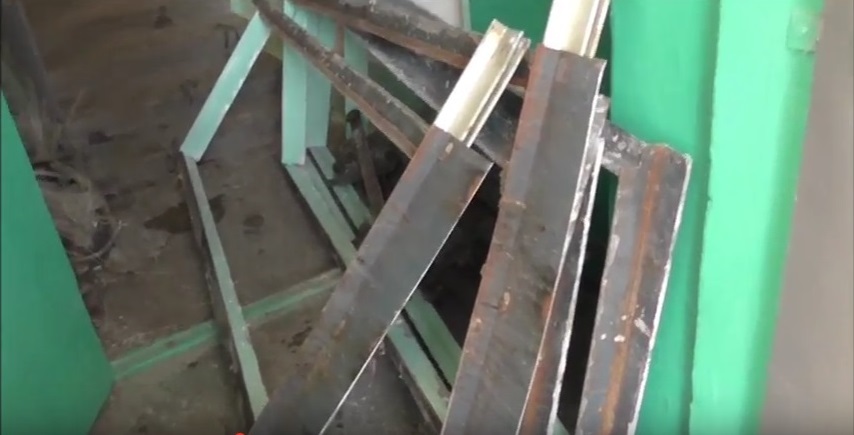 В Асбесте устанавливают новые лифты, но народ вновь не доволен. Видео