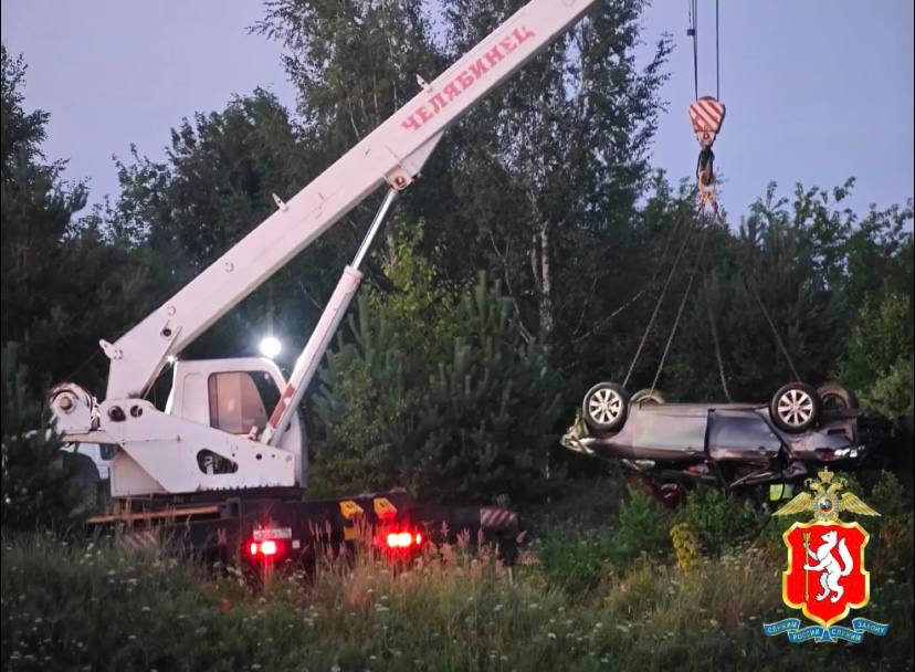 В Свердловской области опрокинулась машина с тремя людьми, все погибли | На Урале в ДТП погибли женщина и двое мужчин