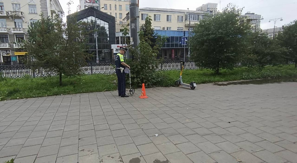12-летний мальчик пострадал от самоката в Екатеринбурге  | В Екатеринбурге самокат сбил 12-летнего подростка 