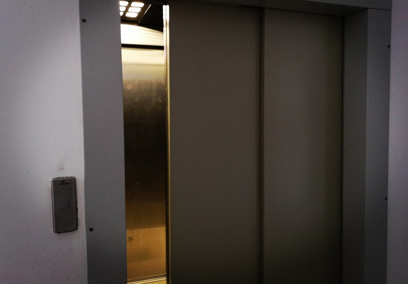 Неадекватный незнакомец напал на двух девушек в лифте в Челябинске Неадекватный незнакомец напал на двух девушек в лифте в Челябинске