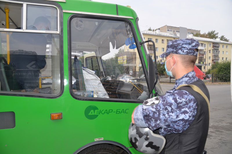 В Екатеринбурге Росгвардия продолжает оказывать содействие в проверке общественного транспорта