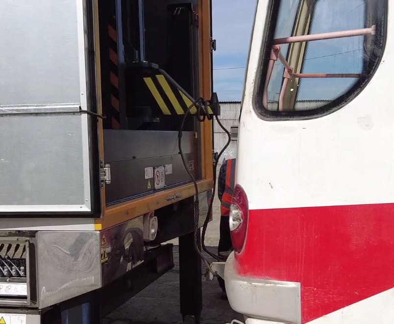 Пару раз подводили: в Нижнем Тагиле на смену старым КАМАЗам пришли новые — они будут поднимать трамваи  | В Нижнем Тагиле «Тагильский трамвай» получил новую автомастерскую на базе КАМАЗа