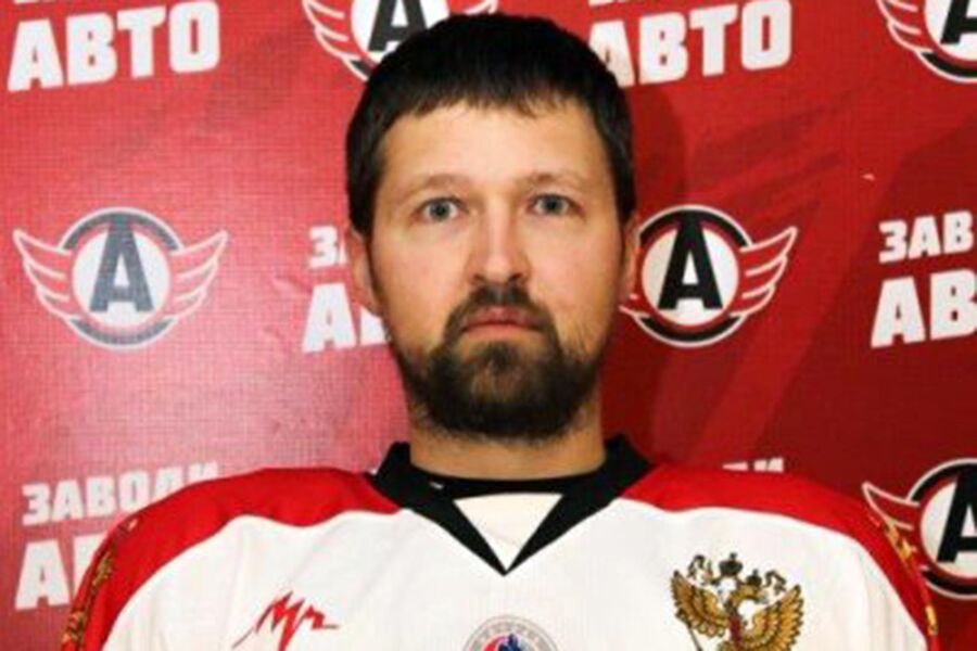 Сердце остановилось на льду: в Екатеринбурге умер хоккеист во время игры | Хоккеист «Автопапы» скончался во время матча в Екатеринбурге