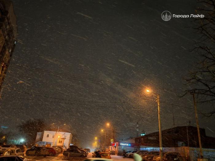 Снег на остановках в Челябинске: жители требуют уборки | В Челябинске жители жалуются на снег на остановках 