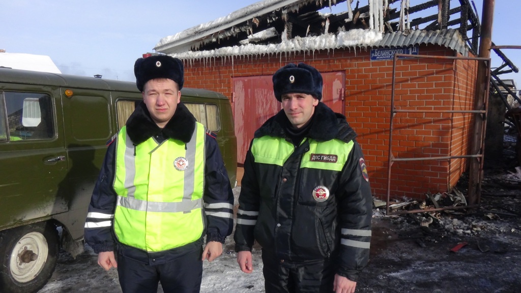 Инспекторы ГИБДД в Свердловской области спасли мужчину из горящего дома