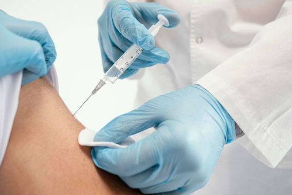 Пункты вакцинации начали работать в торговых центрах Свердловской области  | В торговых центрах Урала открылись пункты вакцинации от гриппа 