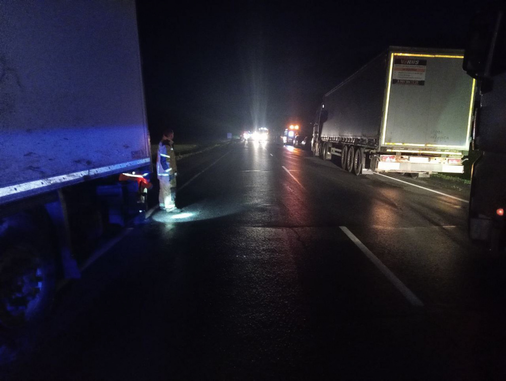 Столкнулся с двумя фурами - на тюменской трассе водитель попал в смертельное ДТП | В Тюменской области два человека погибли при ДТП с фурами Столкнулся с двумя фурами - на тюменской трассе водитель попал в смертельное ДТП | В Тюменской области два человека погибли при ДТП с фурами