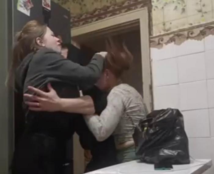 В Каменске-Уральском — мать двоих детей сняла дебош на видео, дело изучает полиция | В Каменске-Уральском полиция проверяет мать треш-блогершу