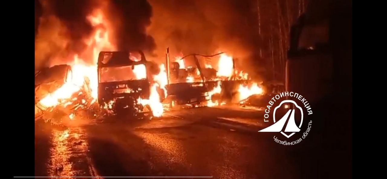 На трассе Челябинск - Москва столкнулись и загорелись грузовики