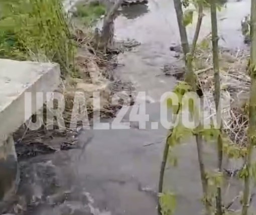 В челябинском посёлке Кадровик сточные воды заливают улицы  | Жителей посёлка под Челябинском заливает сточными водами 