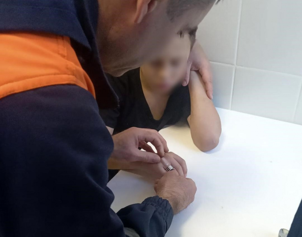 В Магнитогорске родители надели ребёнку на палец кольцо и не смогли снять  | В Магнитогорске кольцо застряло на пальце у ребёнка 