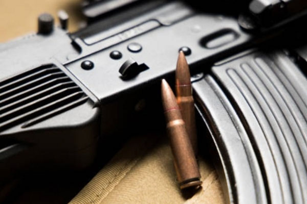 В Красноуральске мужчина выстрелил дробью в двоих подростков  | На Урале мужчина ранил из ружья двоих школьников 