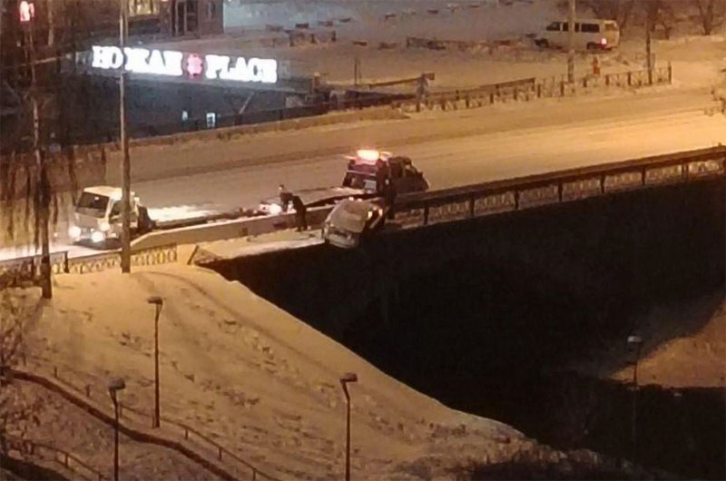 Дрифт на BMW в Екатеринбурге: автомобиль повредил ограждение моста | В центре Екатеринбурга BMW повредил мост, выполняя дрифт