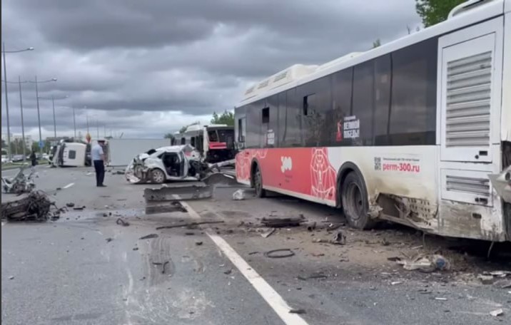 В Перми с автобусами произошло массовое ДТП, есть погибший  | Пожилой мужчина погиб в Перми при аварии с автобусами